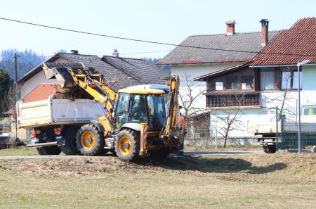 OBNOVA IN ŠIRITEV CESTE POT V DELE PRI POKOPALIŠČU RAKEK 01 FOTO LJUBO VUKELIČ